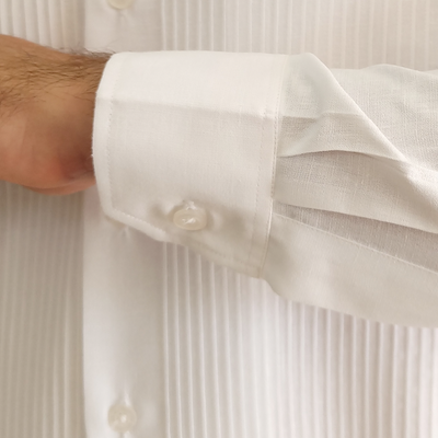 Guayabera blanca formal combinada con sombrero estilo caribeño