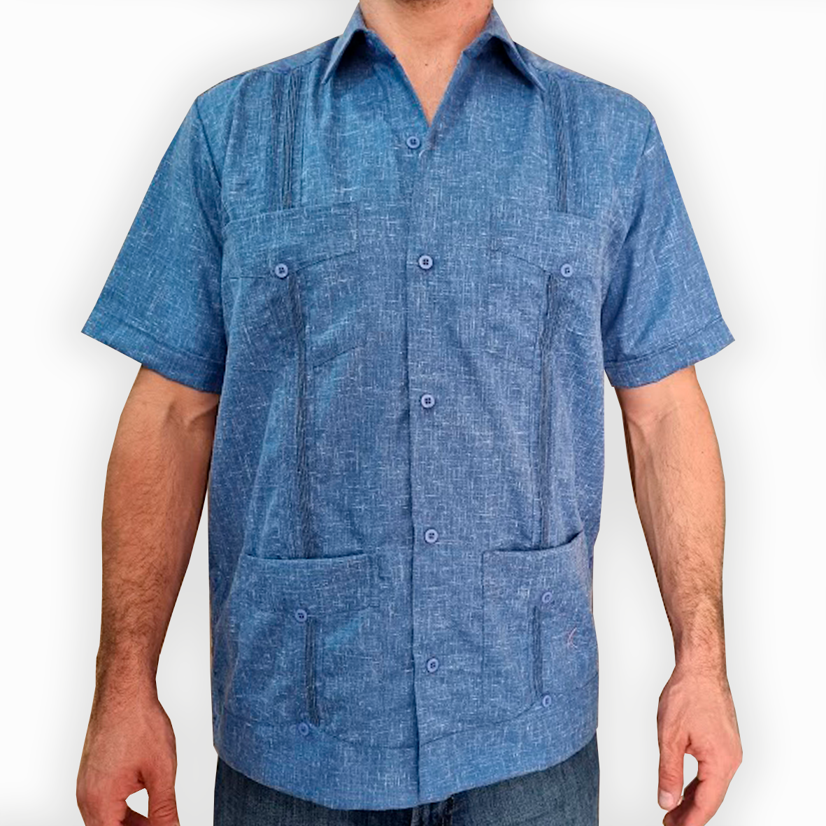 Hombre con guayabera azul denim combinada con pantalón casual