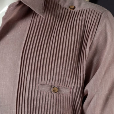 button detail on dusty rose guayabera